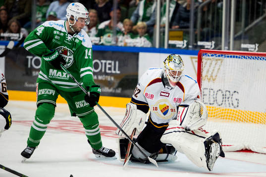 Djurgårdens målvakt Mikael Tellqvist gör en räddning