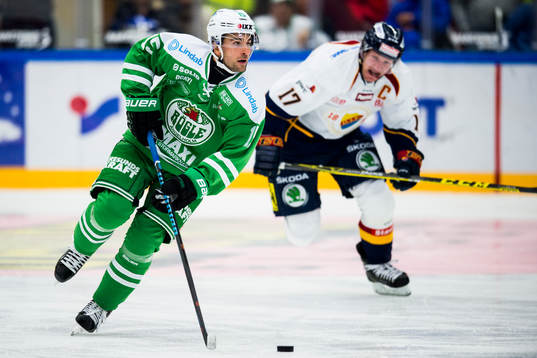 Rögles Dominik Granak jagas av Djurgårdens Henrik Eriksson