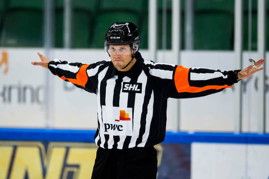 Domare Andreas Harnebring meddelar att man dömmer bort