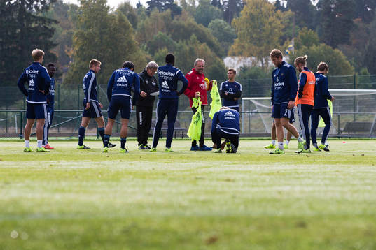 Djurgårdens tränare Per Olsson och assisterande tränare