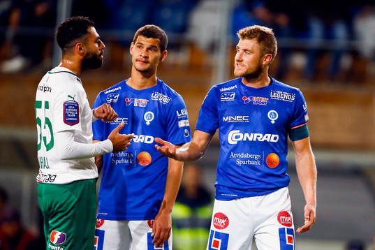 Hammarbys Imad Khalili diskuterar med Åtvidabergs Daniel