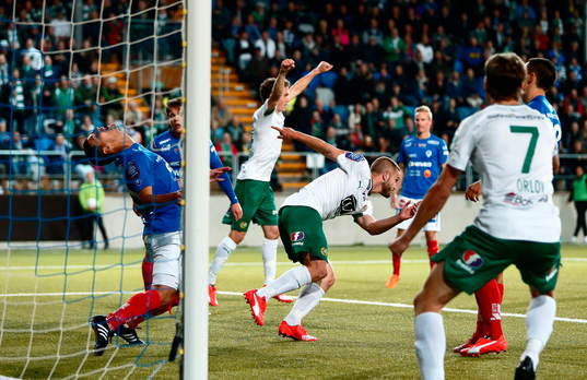 Hammarbys Mats Solheim gör mål 0-1 medan Åtvidabergs