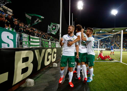 Hammarbys spelare med Mats Solheim jublar