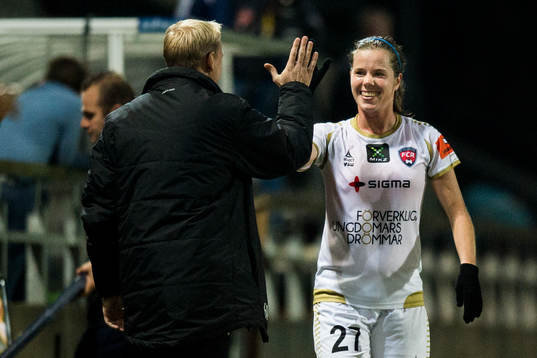 Rosengårds Sofie Pedersen gör highfive med assisterande