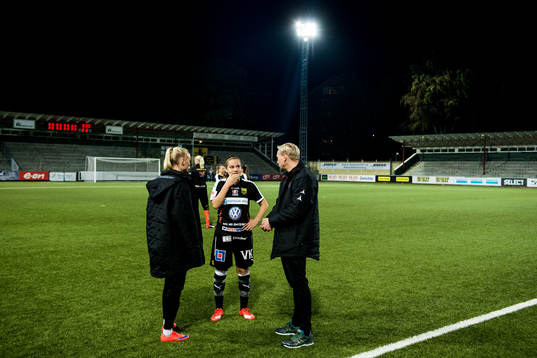 Umeås Sarah Mellouk i samtal med Rosengårds assisterande