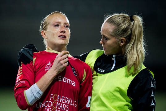 Rosengårds målvakt Kathrin Längert gråter och tröstas