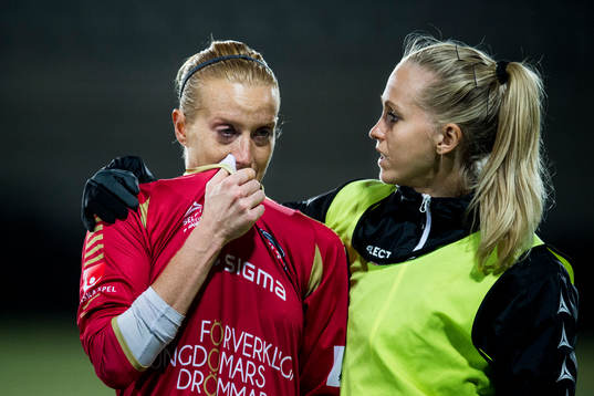 Rosengårds målvakt Kathrin Längert gråter och tröstas