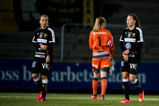 Umeås Tuija Hyyrynen och Elin Landström deppar