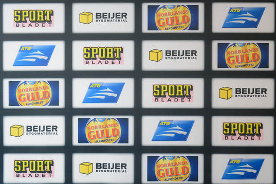 En vägg med SHL sponsorer logotyper