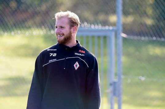 Karlskronas Joachim Rohdin värmer upp innan
