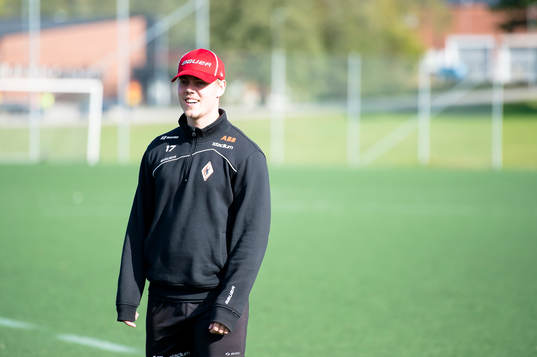 Karlskronas Joel Kellman värmer upp innan ishockeymatchen