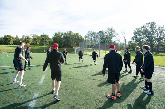 Karlskronas lag värmer upp och spelar fotboll innan