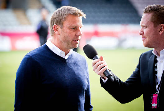 Falkenbergs tränare Hans Eklund blir intervjuad