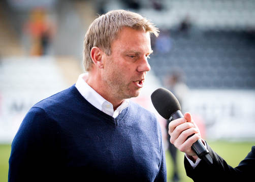 Falkenbergs tränare Hans Eklund blir intervjuad