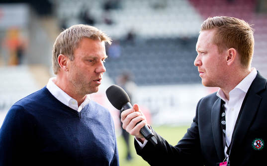 Falkenbergs tränare Hans Eklund blir intervjuad