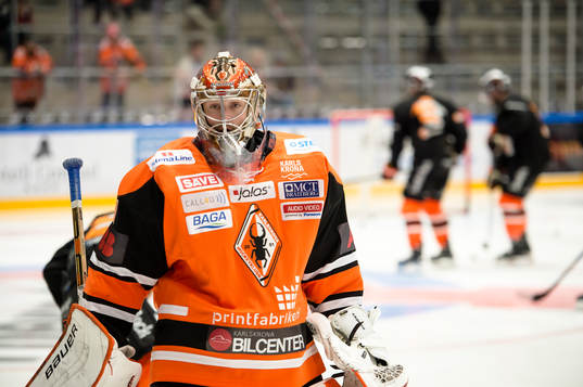 Karlskronas målvakt Patrick Galbraith värmer upp före