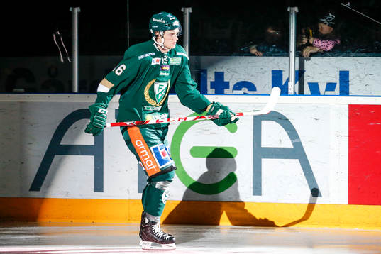 Färjestads Johan Ryno  före ishockeymatchen i SHL mellan