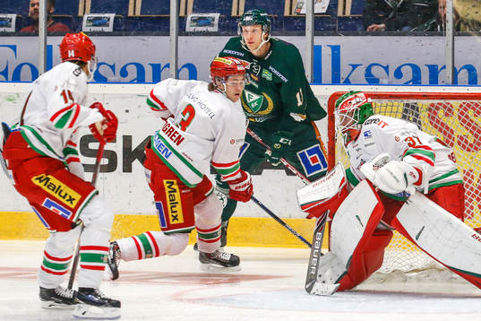 Färjestads Johan Ryno  bakom Modos Emil Pettersson ,