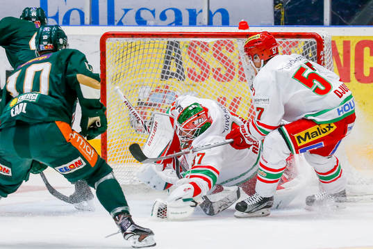 Modos målvakt Adam Reideborn räddar skott