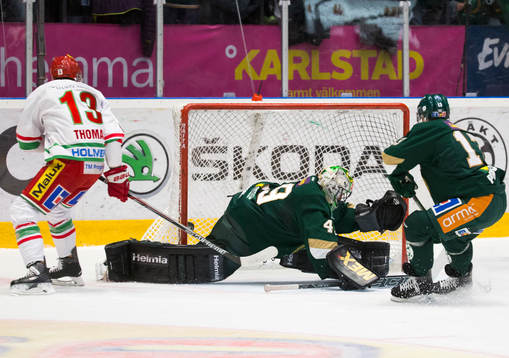 Modos Bill Thomas gör mål 0-1 bakom Färjestads målvakt