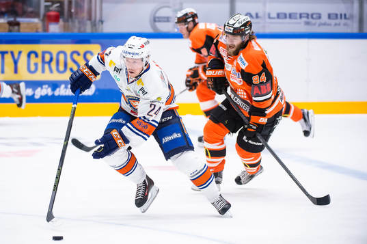 Växjös Joakim Hillding åker i från Karlskronas Jimmy
