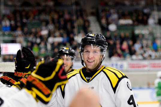 Brynäs Greg Scott firar med båset