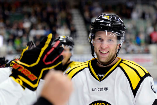Brynäs Greg Scott firar med båset