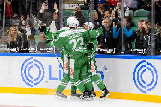 Rögles Daniel Sylwander och Ludvig Claesson firar Partik