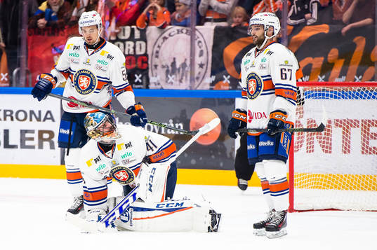 Växjös målvakt Cristopher Nihlstorp tittar upp på Linus
