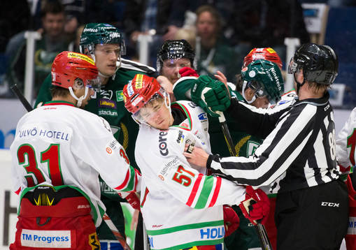 Hett framför Modos målvakt Adam Reideborn kasse och Modos