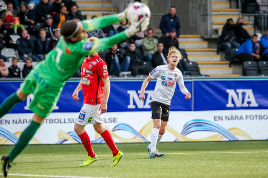 Örebros Karl Holmberg provar skott mot mål som