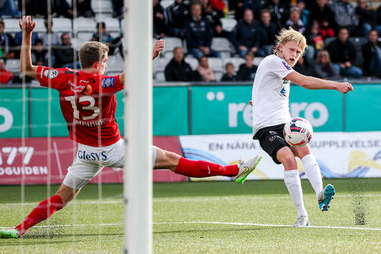 Falkenbergs Adam Eriksson försöker blockera skott från