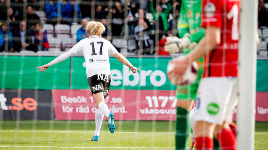 Örebros Karl Holmberg gör 1-1 och jublar