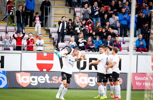 Örebros Karl Holmberg gör 1-1 och jublar med Robert