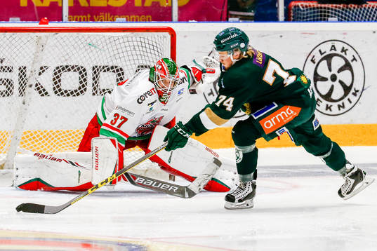Färjestads Rasmus Asplund och Modos målvakt Adam Reideborn
