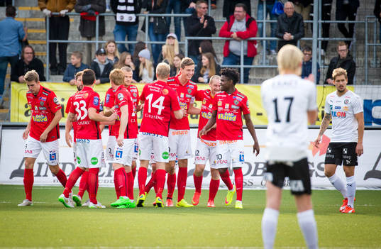 Falkenbergs Gustaf Nilsson gör 1-0 på straff