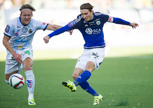 Sundsvalls Dennis Olsson skjuter 1-0 målet och Gefles