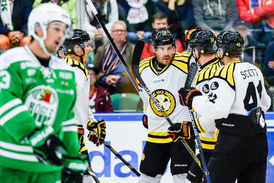Brynäs spelare jublar