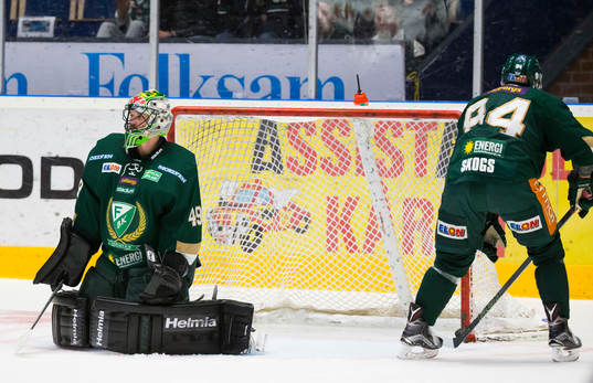 Färjestads målvakt Justin Pogge och Tomas Skogs deppar