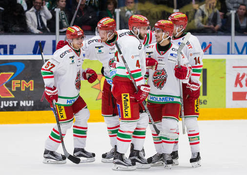 Modos Emil Djuse firar mål 0-3 tillsammans
