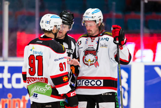 Domare Mikael Nord samtalar med Malmö Redhawks Björn