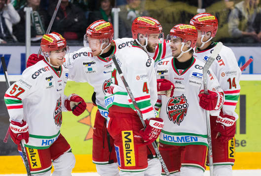 Modos Emil Djuse firar mål 0-3 tillsammans