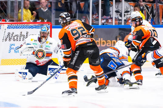 Karlskronas Jesper Olofsson har ett bra lägen men skjuter