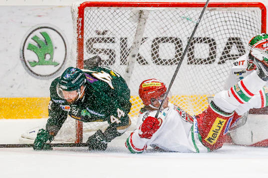 Färjestads Milan Gulas faller in i målburen