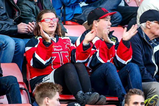 Supportrar med Örebros hockeytröjor på läktaren