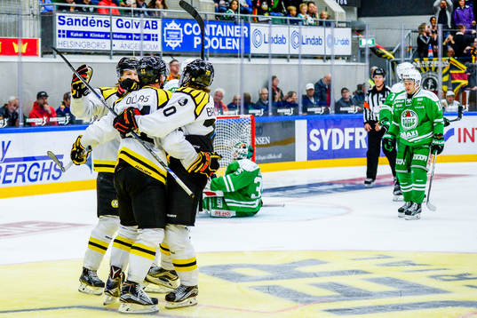 Brynäs Oskar Lindblom och Adam Brodecki jublar