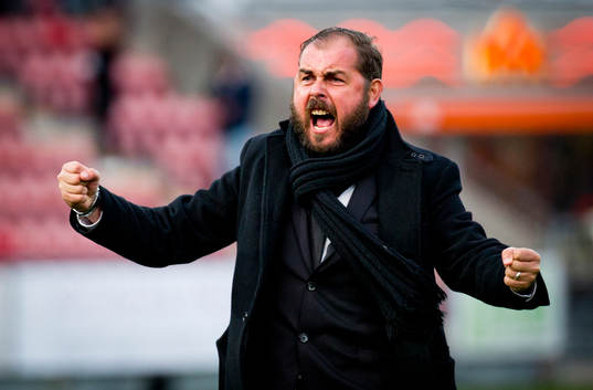 Örebros tränare Alexander Axén jublar