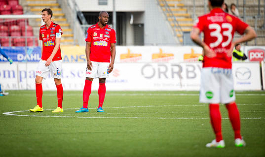 Falkenbergs Gustaf Nilsson och Hakeem Araba deppar