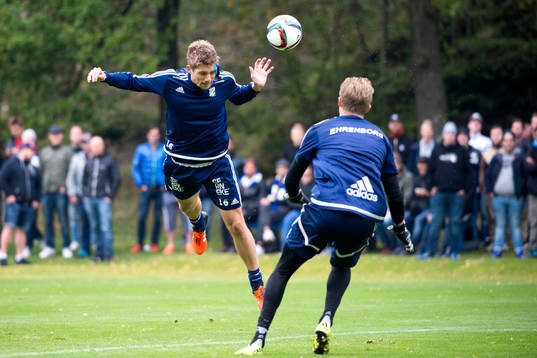 IFK Göteborgs Mikael Boman nickar en boll