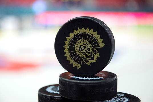 En puck med Frölundas klubbmärke på